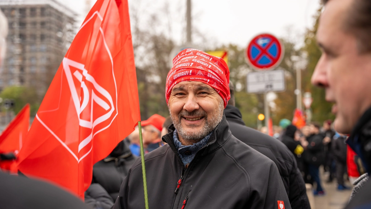 Ein Mann mit IG Metall-Fahne beim Warnstreik