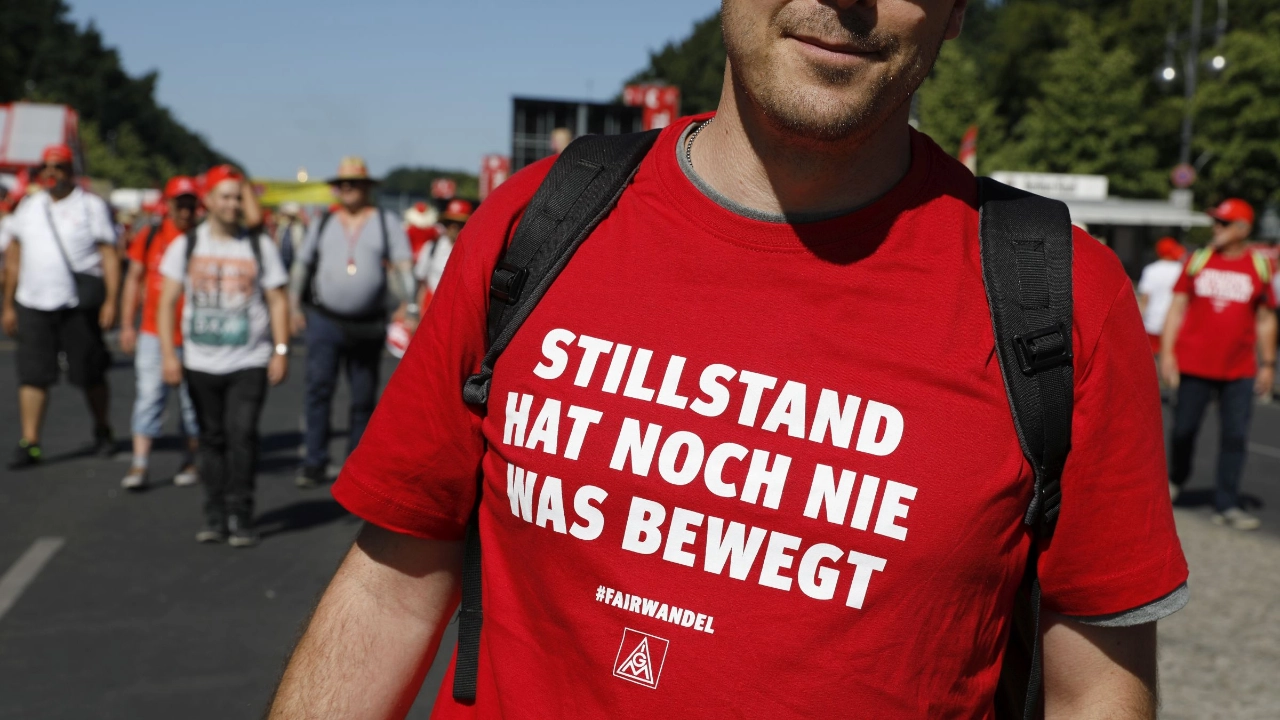Metaller auf der FairWandel-Kundgebung mit dem T-Shirt: "Stillstand hat noch nie bewegt"