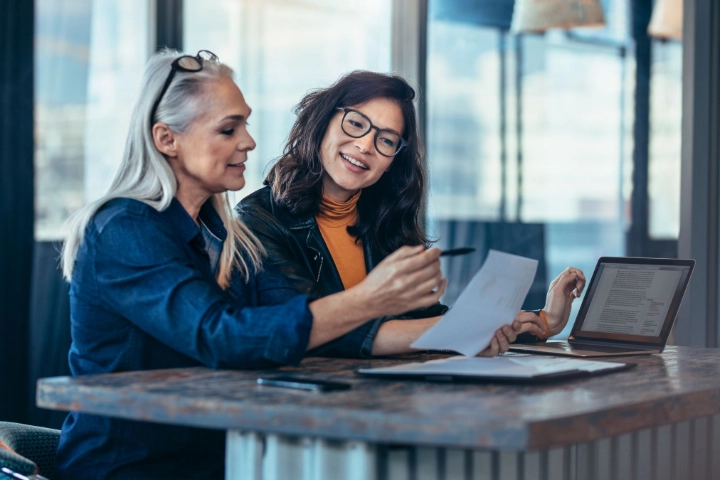 Zwei Frauen im Arbeitsgespräch