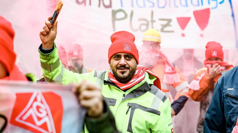 Ein Beschäftigter beim Warnstreik in der Metall-Tarifrunde 2024